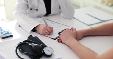 Doktor ilerlemeyi izlemek için semptomların süresini kaydeder. Doktorlar yavaş çekim doğruluğunu doğrulamak için hastanın semptomlarını inceliyor.
