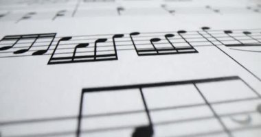 Melodi notaları ve vuruşlardaki semboller. Filarmoni salonunda konser için uyumlu bir kompozisyon. Müzisyenlerin yaratıcı hobisi