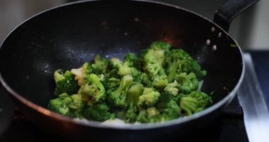 Büyük tepside taze brokoliden sağlıklı yemek pişirmek. Vejetaryen atıştırmalığı ve garnitür hazırlığı fırında. Günlük yemek için vitamin ürünleri tarifi