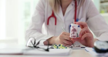 Doktor hastaya ağır çekimde tedavi öneriyor. Doktor olası yan etkilerini tartışarak tedavi sürecini özetliyor