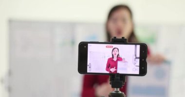 Cep telefonu kayıtları, kadın çalışanın mali konudan bahsedişinin videosu. Çalışan öğrencilere pratik tavsiyelerde bulunan çeşitli konuları kapsar