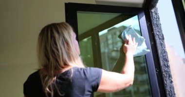 Ev hanımı toz ve kir tabakalarını temizlemek için bez kullanır. Çalışkan kadın pencere camını silip camları pırıl pırıl, ağır çekimde bırakıyor.