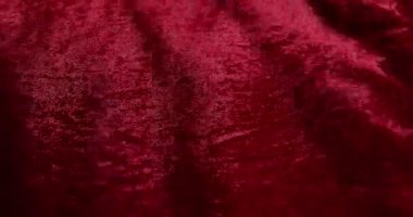 Kırmızı kumaş yumuşak ve esnek dokular daha rahat olmasını sağlar. Kumaş parçası en yüksek kalite standartlarına uymak için denetimden geçer.