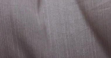 Gri kumaş atölyede yumuşak ve esnek dokuya sahiptir. İpek kumaş, kıyafetlere incelik katar. Mükemmel bir konfor ve tarz dengesi sağlar.