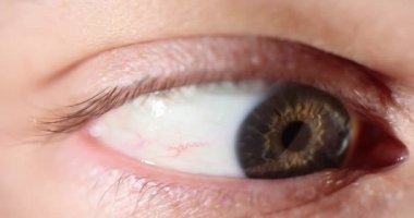 Hasta gözü muayene sırasında farklı yönlere hareket eder. Her yön bakışı doktorun göz kaslarının sağlığını ve koordinasyonunu değerlendirmesine yardımcı olur.