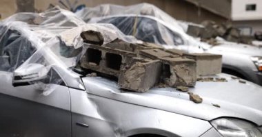 Otomobil ayılarının çarpışması sayısız kaya darbesinin yol açtığı yaralar. Her leke, yolda karşılaşılan zorlukları yansıtan araba yolculuğunun hikayesini anlatıyor.