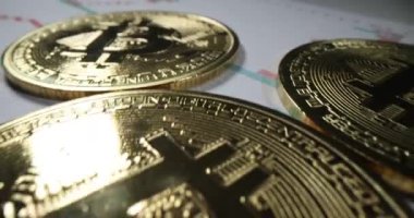 Kağıt üzerinde altın bitcoinler ve ofiste borsa bilgileri var. Para yatırımı için kripto döviz analizi kavramı