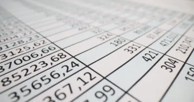Ofisteki yıllık iş raporları için farklı finansal bilgilere sahip bir sayfa kağıt. Tablo iş faaliyetlerini analiz etmek için veri içerir