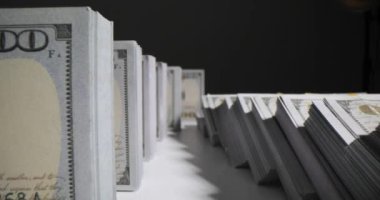 Dolar banknotları ofiste domino etkisi olduğunu gösteriyor. İş hayatında mali başarı için karar verme kavramı