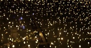 Gece boyunca yanıp sönen ışıklar huzur ve cazibeye katkıda bulunur. Aydınlanma uzayı dingin ve büyüleyici bir geri çekilmeye dönüştürüyor