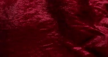 Dalgalı kırmızı kumaş yumuşak ve esnek dokuyla övünüyor. Kumaş lüks his ve canlı renk dokunsal zevki ve görsel cazibeyi sağlar