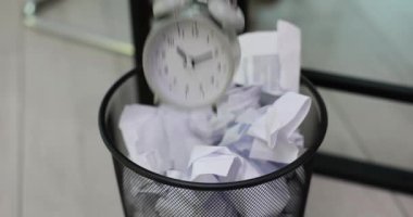 Çöpe atılmış, buruşuk kağıtlı çalar saat. Çalışma zamanı denetimi sorunu ve son teslim tarihi