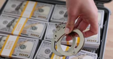 Uyuşturucu kaçakçılığı ve tutuklandığına dair kanıt. Marihuana ve içinde dolar olan bir çanta.