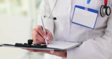 Genel pratisyen hasta çizelgesine yazar ve klinikte notlar alır. Tıbbi belgelerin hazırlanması