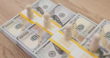 100 dolarlık banknotların üzerindeki tahta rakamlar. Başarılı bir kariyer ve artan parasal gelir