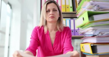 Çalışan bürokrasi ve evrak işleriyle boğuşuyor. Bürokrasi ve evrak işleri.
