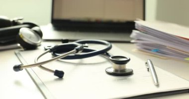 Bilgisayarlı steteskop ve klinikteki belgeler. Doktor işyeri