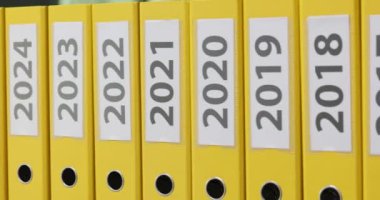 2022 'den 2030' a kadar olan yıllara ait doküman etiketli sarı klasörler. Yıllık iş raporlama ve belgeleme