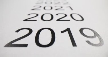 2022, 2023, 2024 beyaz kağıt üzerinde kırmızı yazı tipi. Yılların hızlı geri sayımı
