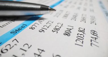 Finansal raporlar ve yakın çekimdeki rakamlar. Mali dolandırıcılık ticaret ve muhasebe raporu