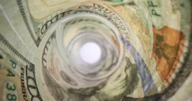 Amerikan doları olarak para boruya yuvarlandı. 100 dolarlık banknotlar Amerika 'da ekonomi ve temerrüt