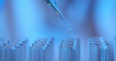 Cam pipetten laboratuardaki test tüpüne sıvı damlatın. Laboratuvarda çözücü ya da aşı araştırması