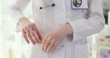 Doktor parayı sayıp cebine koydu. Tıpta yolsuzluk