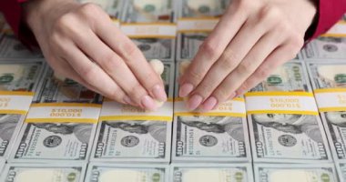 Aile, 100 dolarlık banknotlarla tahtadan aileyi finanse ediyor. Aile bütçesi ve geliri
