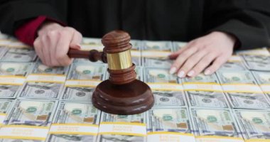 Yüz dolarlık banknotları çekiçle vurmak. Ekonomik suçlar ve yolsuzluğun cezai yükümlülüğü