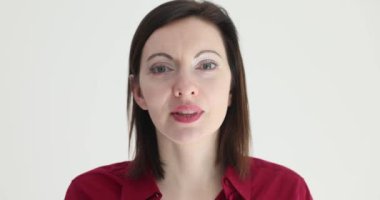 Sessiz hareketlerle genç ve güzel bir kadının portresi. Sessizlik ve gizlilik
