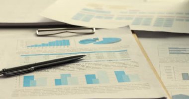 Finansal pazarlama raporları ve iş istatistikleri analizleri. Grafiklerde pazarlama ve satış pazarı araştırma kavramı