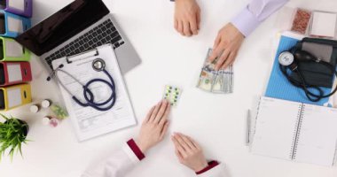 Doktora klinikte ilaç için yasa dışı para verilir, tıpta yolsuzluk kavramı