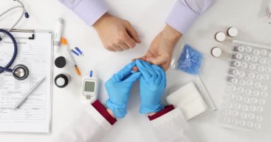 Doktor hastaların kan şekerini ölçüyor. Kan şekeri seviyesi normal ve patolojik.