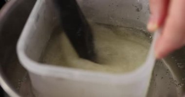 Su banyosunda protein kreması hazırla. Aşçı buharda ya da mutfakta su banyosu yapıyor.