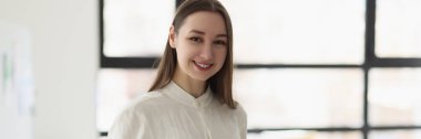 Elinde istatistik belgeleri ve grafiklerle gülümseyen kadının portresi. Evraklar ve muhasebe. Pazarlama analitiği ve iş istatistikleri kavramı