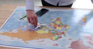 Dünya haritasında turist uçağı. Turizm seyahatleri ve hava yolculukları.