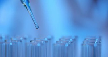 Laboratuvardaki test tüplerine mavi şeffaf sıvı damlatın. Yerli organik çözücüler üzerine çalışma