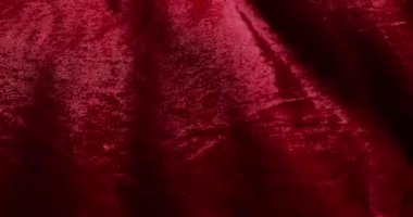 Dalgalar halinde kırmızı kadife kumaşın yakın dokusu. Zengin bordo kadife kumaş arkaplan