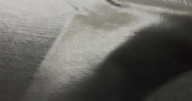 Saten gri kumaş dokusunun yakın çekimi. Gri kumaş arkaplanı