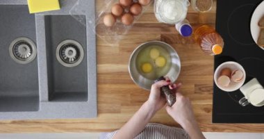 Yumurtaları kurutulmuş baharatlarla karıştırmak, üst manzara. Omlet ya da çırpılmış yumurta pişirmek.