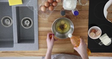 Pişirme hamuruna ayçiçeği yağı ekle ve malzemeleri karıştır ve karıştır. Sıvı malzemeler dök, mutfakta hamur yoğur, turta ya da omlet hazırla.
