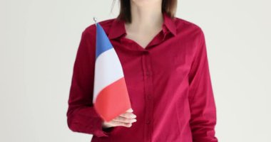 Beyaz arka planda Fransız bayrağı tutan kadın. Fransa hayranları ve vatanseverleri