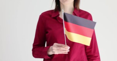 Beyaz arka planda Alman bayrağı tutan kadın. Almanya hayranları ve vatanseverleri