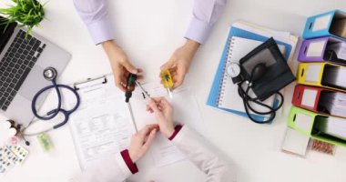 Sağlık bakımı uzmanı hastayla esrar yağı reçetesini tartışıyor. Doktor ve hasta tıbbi marihuana kullanımını tartışıyor.