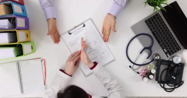 Doktor ve hasta klinikte tıbbi form doldurma konusunda tartışırlar. Hasta ve terapist arasındaki anlaşmazlıklar