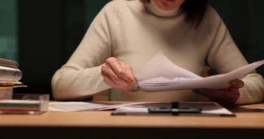 Genel sekreter, sakin bir akşam ortamında masadaki çeşitli belgeleri dikkatle sıraladı. Akşamları ofiste fazla mesai