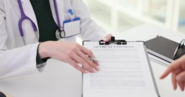 Bir tıp enstitüsünde bir doktor ve bir hastayla tıbbi onay imzalamak. Tıbbi müdahale için hasta onayı