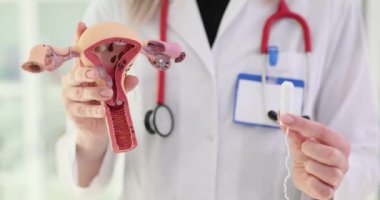 Jinekolojik tampon ve hijyen konsepti. Jinekolog kadın üreme sistemine tampon yerleştiriyor..