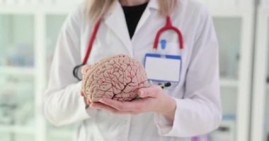 Klinikteki anatomik insan beyninin doktor incelemesi. Tıp ve bilim dalında beyin ve hastalık araştırması