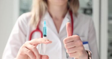 Doktor bir klinikte bir aşı hazırlıyor, halk sağlığı için aşılanmanın önemini vurguluyor. Aşı onaylandı ya da kaliteli güzellik enjeksiyonları yapıldı
